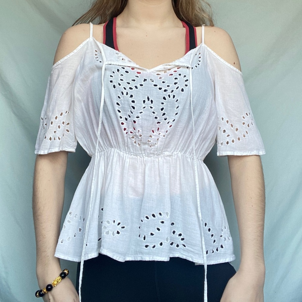 Guess Small Flowy White Off The Shoulder Cut Out Floral Blouse